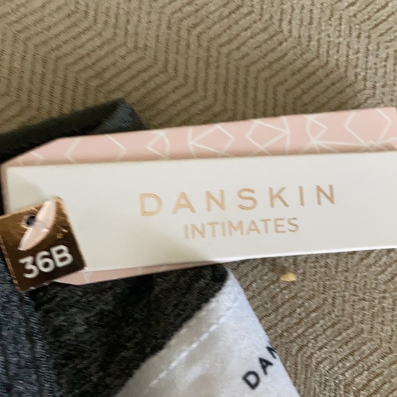 Danskin intimates 36B Underwire bra - Picture 4 of 5